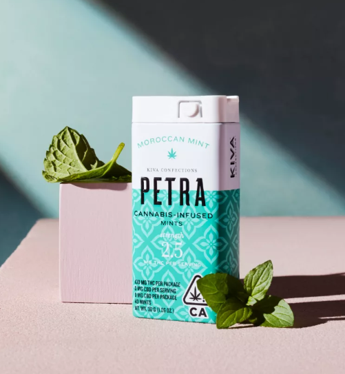 Discover the sophisticated Kiva Moroccan Mint Petra. Each mint combines green tea matcha with peppermint extract and Tahitian vanilla, creating a refreshing and calming experience. Ideal for those who love Kiva edibles and Petra mints.